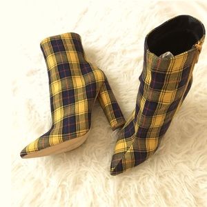LILIANA YELLOW AND NAVY PLAID BOOTIES SIZE : 7 NWOT